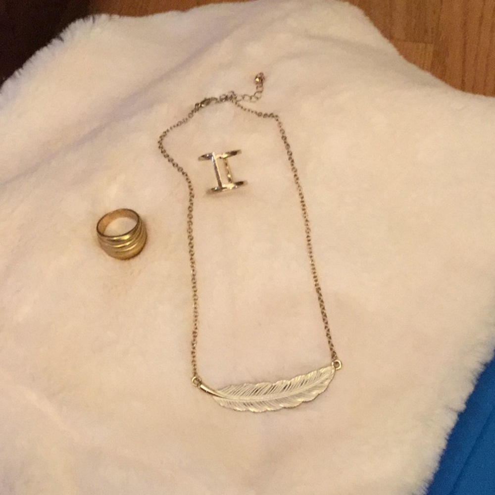 Feather necklace with 2 gold rings